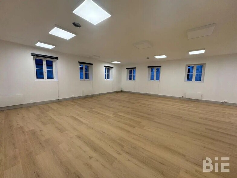 Office in Bordeaux for lease - Interior Photo - Image 1 of 7