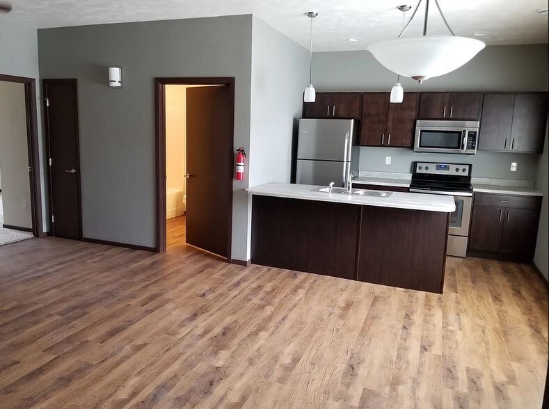 804-810 Ruud Ln, Hartford, SD à vendre - Photo intérieure - Image 3 de 9