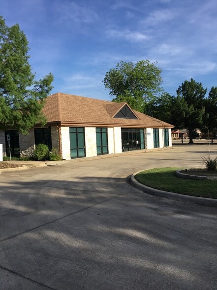 385 W Main St, Lewisville, TX for lease - Building Photo - Image 2 of 10