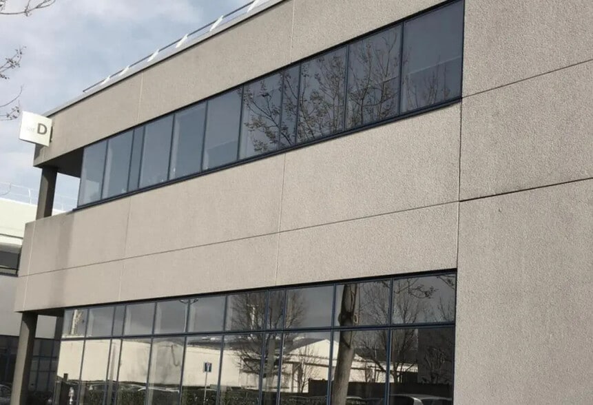 Flex in Gennevilliers for lease - Building Photo - Image 1 of 5