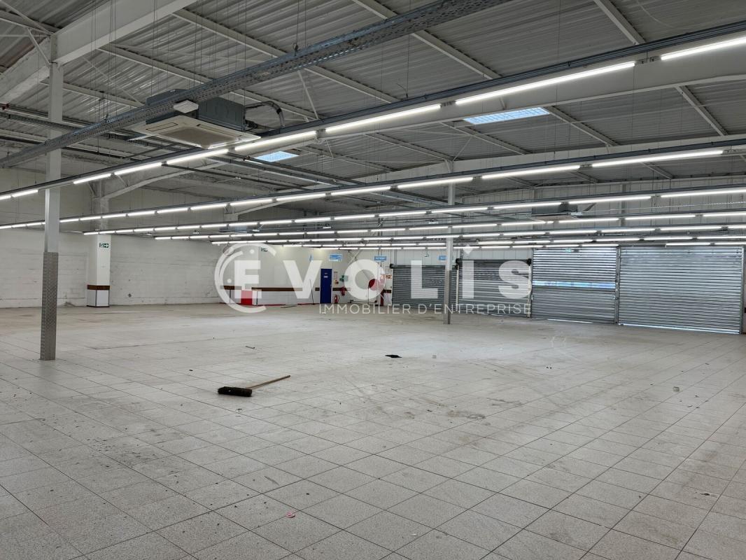 Retail in Savigny Le Temple for lease Interior Photo- Image 1 of 4