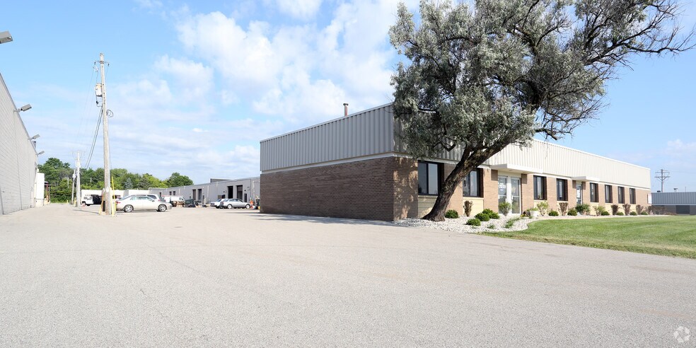 3695 N 126th St, Brookfield, WI for lease - Building Photo - Image 2 of 3