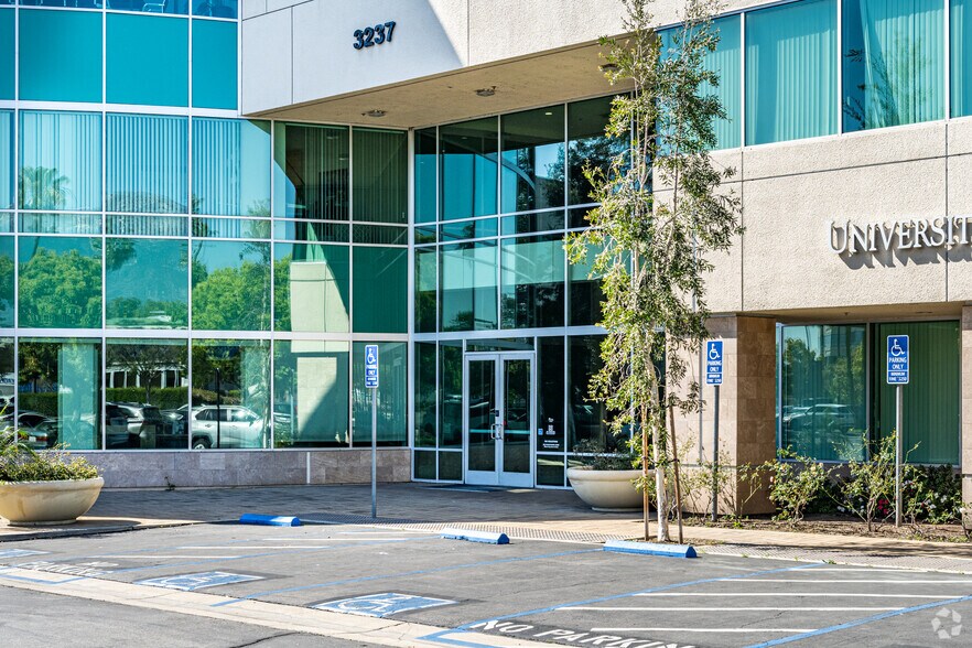 3237 E Guasti Rd, Ontario, CA à louer - Photo du bâtiment - Image 2 de 6