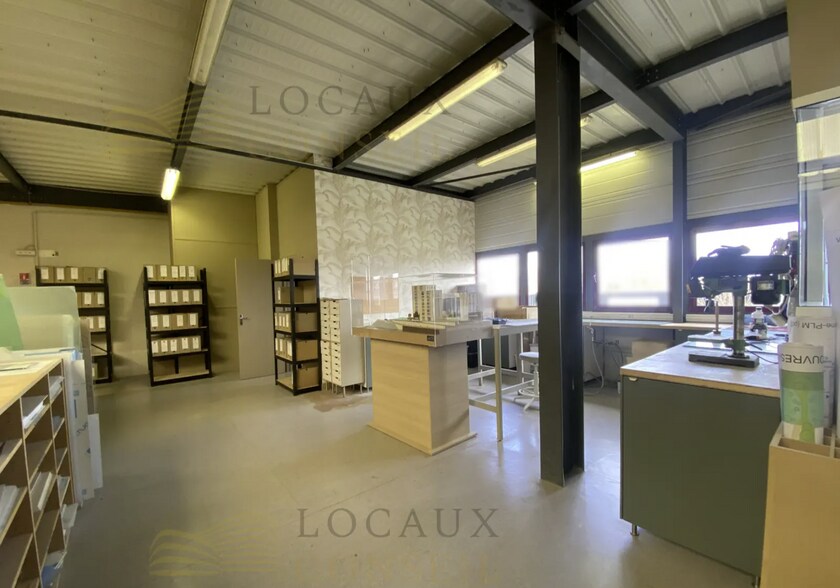 Flex in Saint-Ouen-l'Aumône for sale - Building Photo - Image 2 of 6