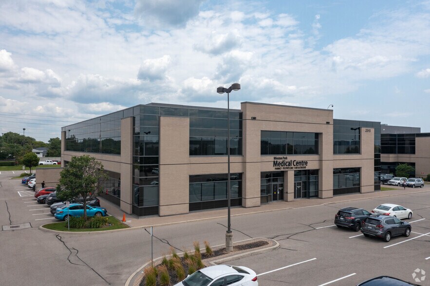 2315 Bristol Cir, Oakville, ON à louer - Photo du bâtiment - Image 1 de 10