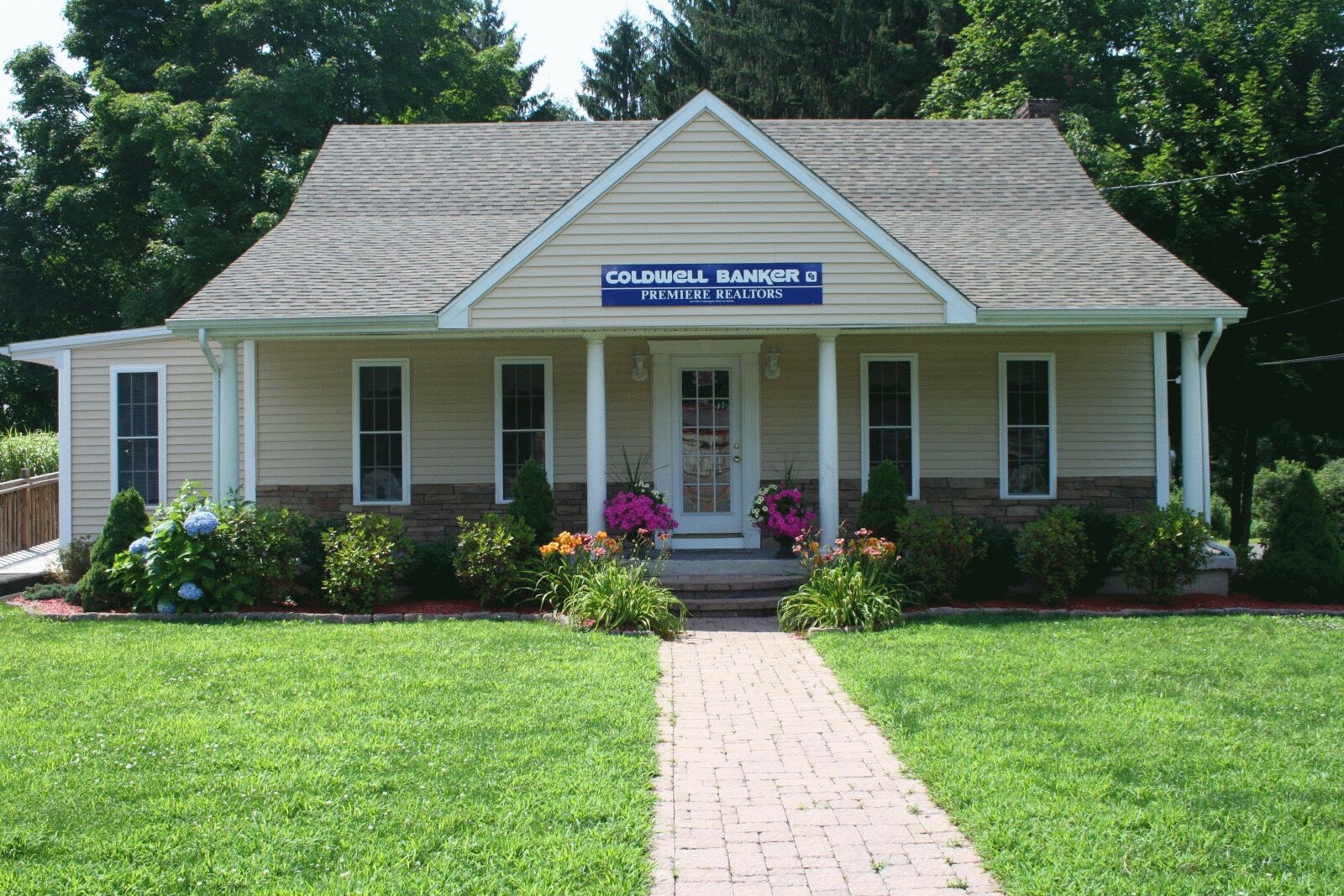 142 Queen St, Southington, CT à vendre Photo du bâtiment- Image 1 de 8