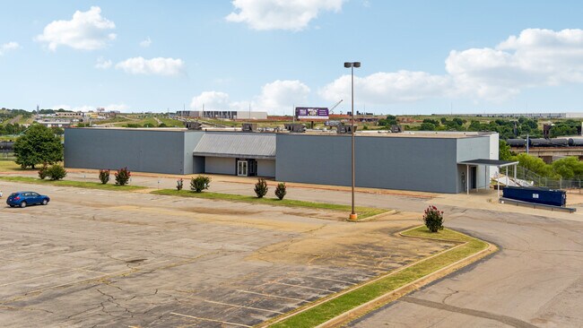 Plus de détails pour 7400 Plaza Mayor Blvd, Oklahoma City, OK - Local d'activités à louer