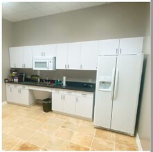 815 W Davis St, Conroe, TX for lease Interior Photo- Image 2 of 8