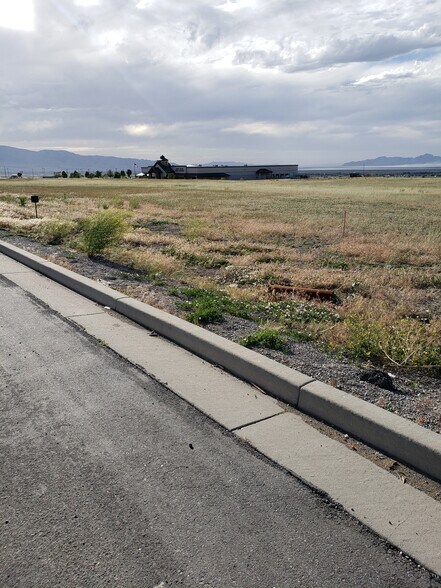 600 - 701 E. 2400 North Street, Tooele, UT à vendre - Photo du bâtiment - Image 2 de 2