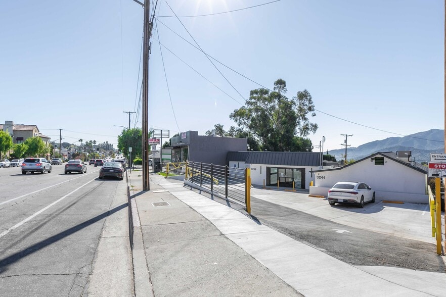 3238 Foothill Blvd, Glendale, CA à vendre - Photo du bâtiment - Image 3 de 33