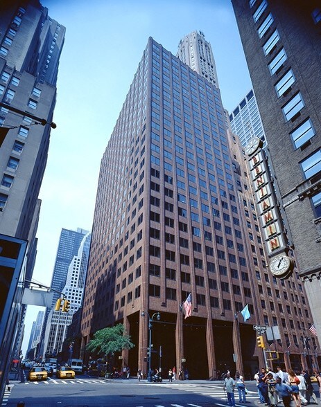 560 Lexington Ave, New York, NY à louer - Photo du bâtiment - Image 2 de 9