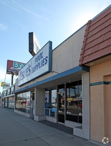 17616-17618 Chatsworth St, Granada Hills, CA for lease - Building Photo - Image 2 of 2