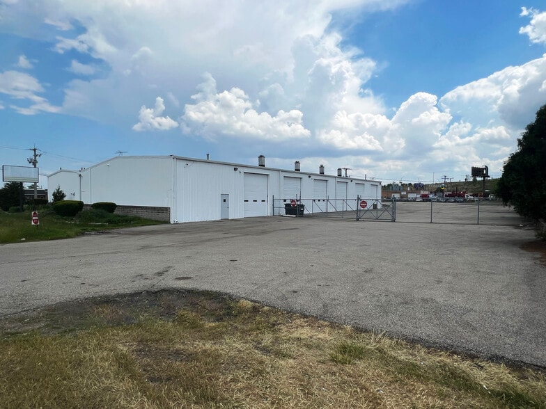 2375 E Oakton St, Arlington Heights, IL for sale - Building Photo - Image 3 of 7