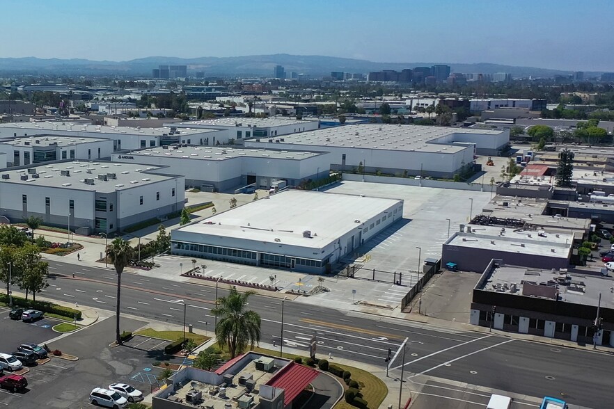 620 E Dyer Rd, Santa Ana, CA for lease - Building Photo - Image 1 of 8