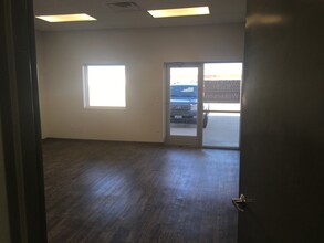 302-340 E 40th St, Lubbock, TX for lease Building Photo- Image 2 of 5