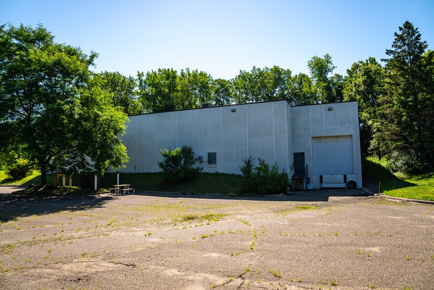400 Commerce Ct, Vadnais Heights, MN for sale - Building Photo - Image 3 of 27