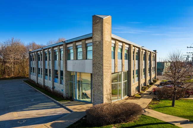 Plus de détails pour 13200 Boul Métropolitain E, Montréal, QC - Bureau à vendre