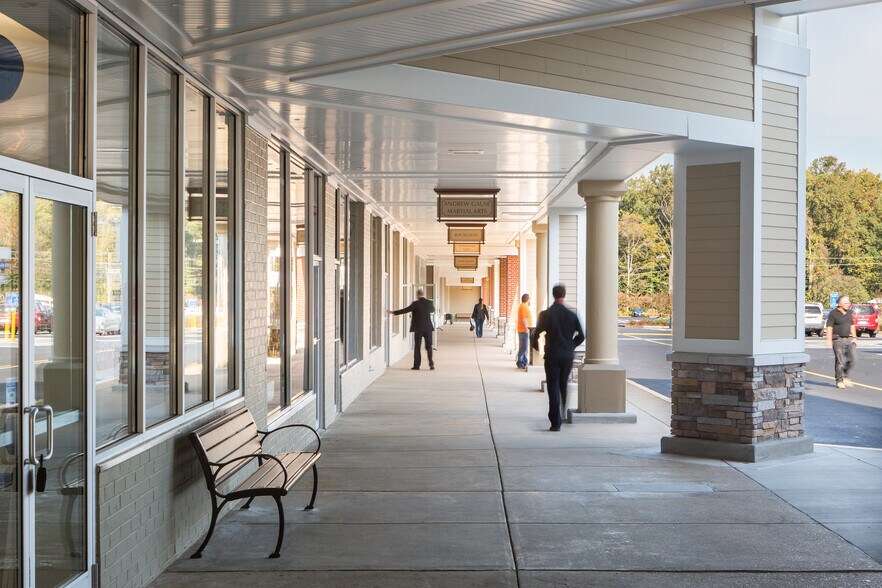 5204 Port Royal Rd, Springfield, VA à louer - Photo du bâtiment - Image 2 de 8