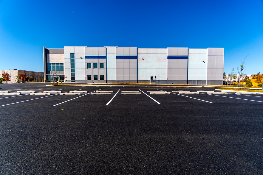 25435 Pleasant Valley Rd, Chantilly, VA à louer - Photo du bâtiment - Image 2 de 6