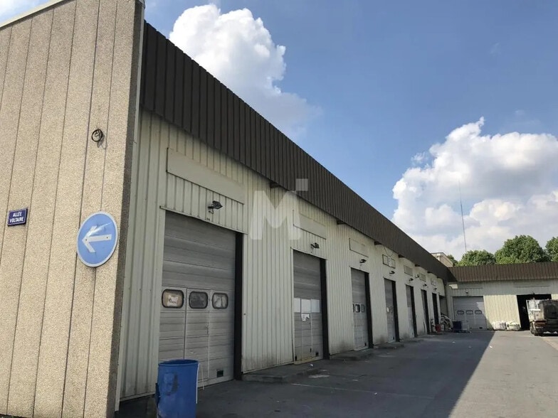 Office in Grigny for lease - Building Photo - Image 2 of 9