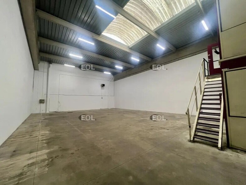 Industrial in Bondy for lease - Interior Photo - Image 2 of 19