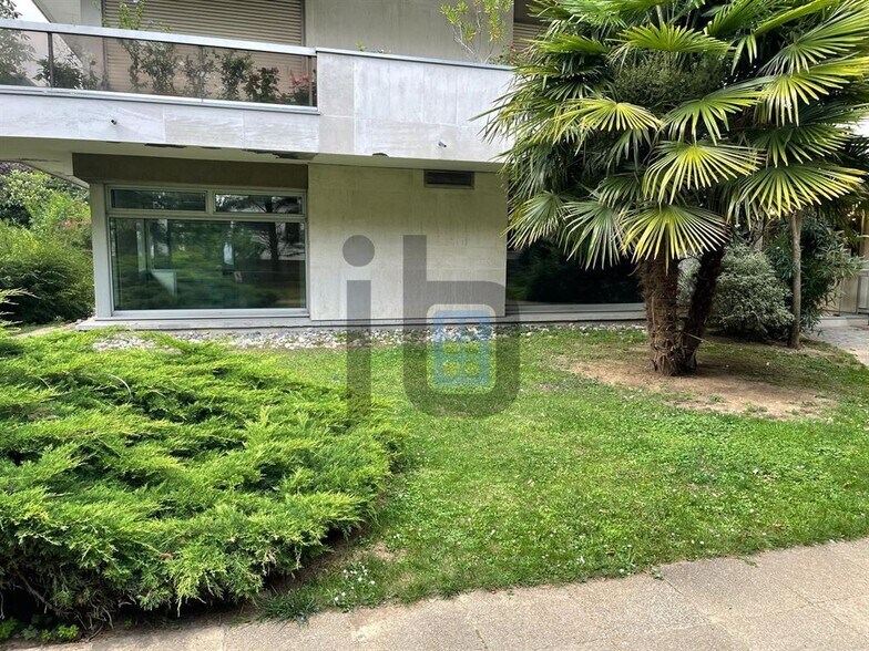 Office in Neuilly-sur-Seine for lease - Building Photo - Image 3 of 6