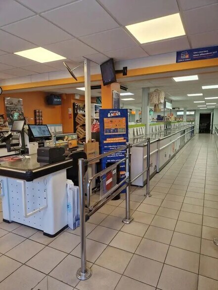 Retail in Vincennes for sale - Interior Photo - Image 3 of 11