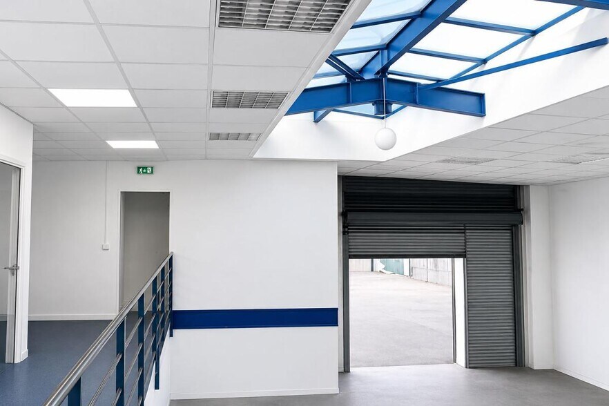 Industrial in Saint-Fons for lease - Interior Photo - Image 3 of 6