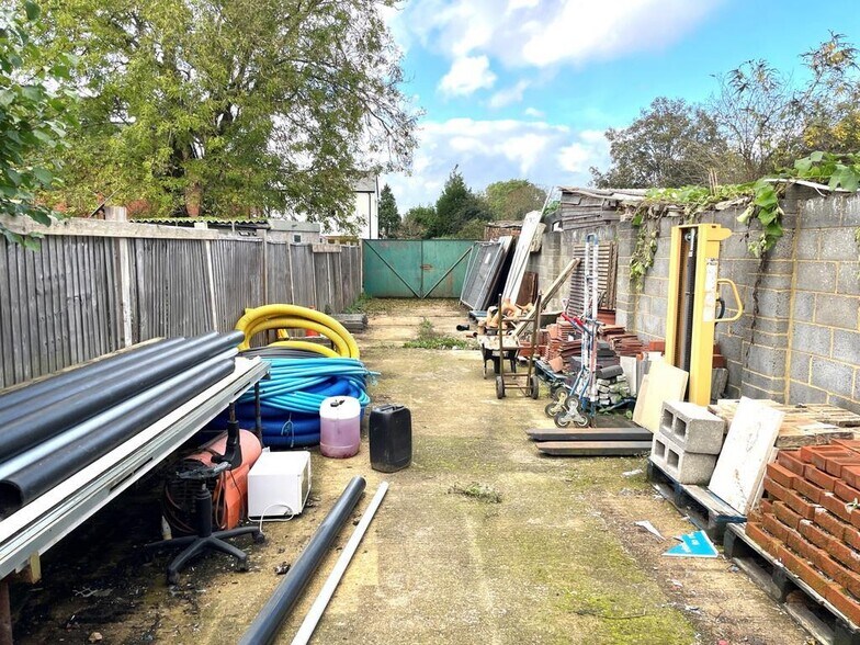 98 Thorpe Lea Rd, Egham à louer - Photo du bâtiment - Image 3 de 3