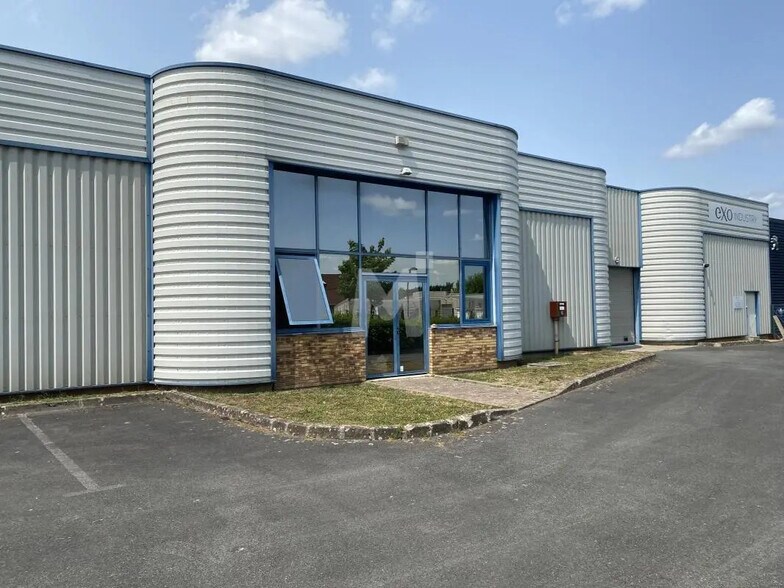 Bureau dans Saint-Pierre-du-Perray à louer - Photo du bâtiment - Image 3 de 11