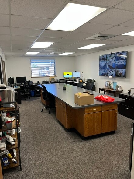 2337 Thompson Way, Santa Maria, CA for lease - Building Photo - Image 2 of 8