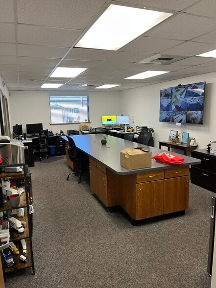 2337 Thompson Way, Santa Maria, CA à louer - Photo du bâtiment - Image 2 de 8