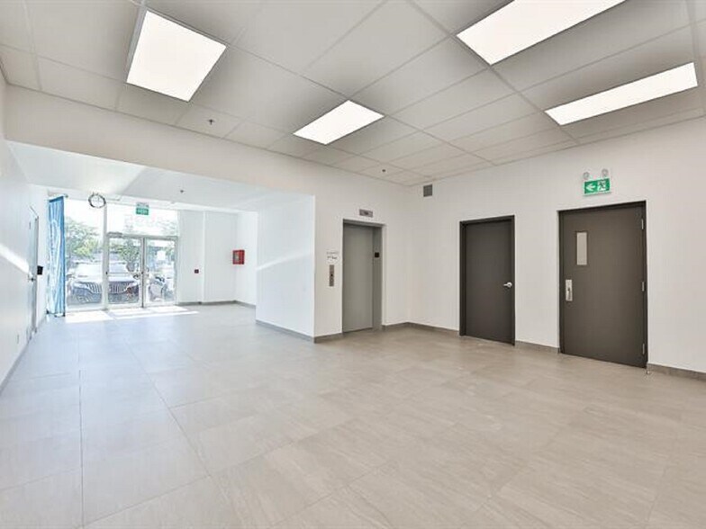 5965-5995 Boul Des Grandes-Prairies, Saint-leonard, QC à louer - Photo du bâtiment - Image 2 de 9