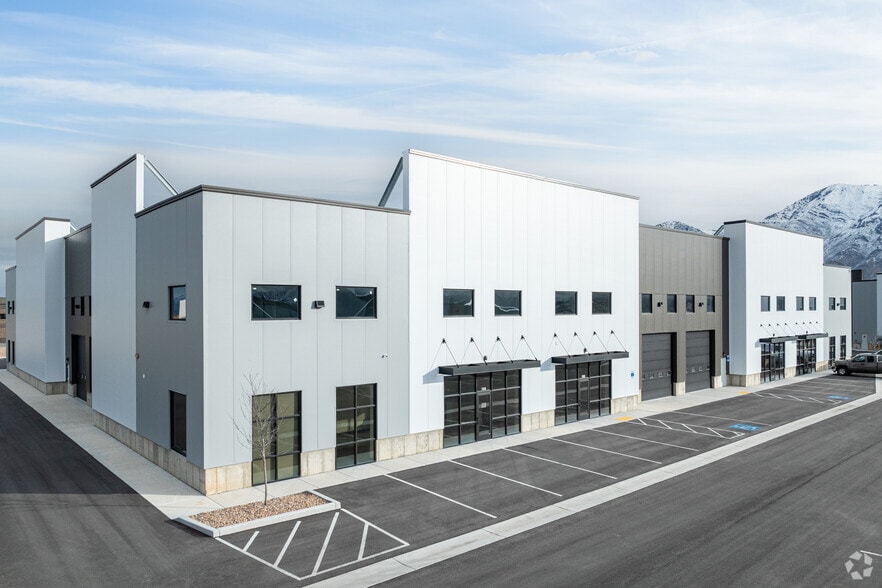 Industrial Multi-Tenant Investment portefeuille de 2 propriétés à vendre sur LoopNet.ca - Photo du bâtiment - Image 2 de 5