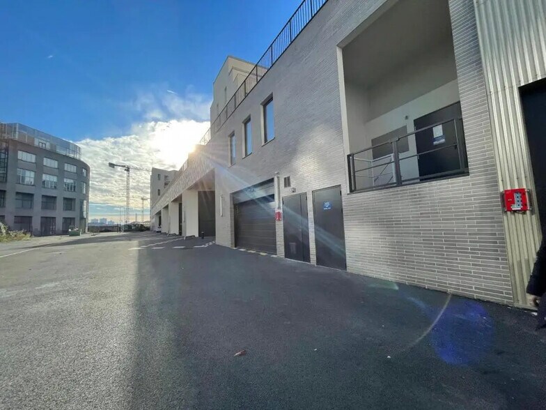 Bureau dans Ivry-sur-Seine à louer - Photo du bâtiment - Image 2 de 13
