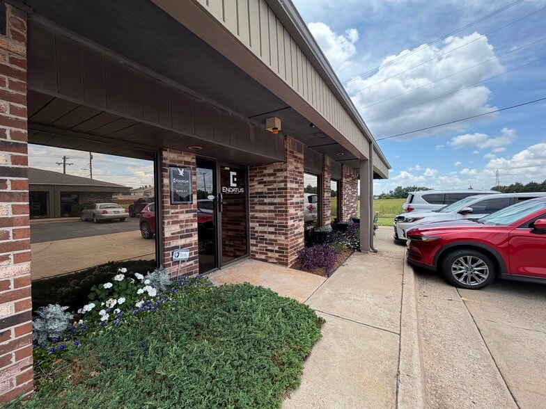 11902 N Pennsylvania Ave, Oklahoma City, OK à louer - Photo du bâtiment - Image 3 de 12