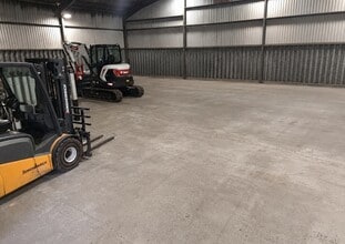 Wood End, Bedford for lease Interior Photo- Image 1 of 2