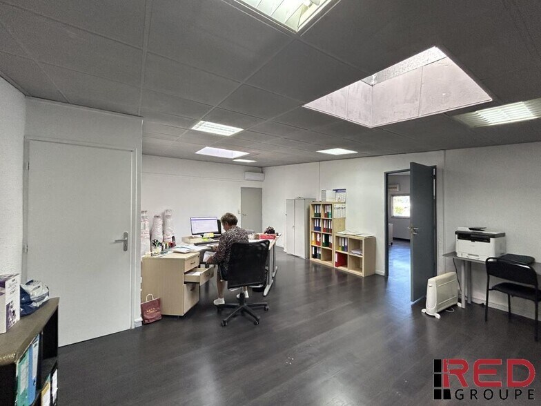 Office in Venelles for lease - Interior Photo - Image 3 of 4