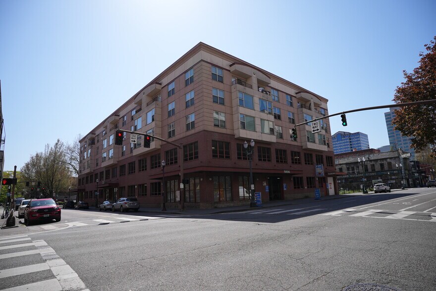 222 SW Pine St, Portland, OR à vendre - Photo du bâtiment - Image 2 de 7