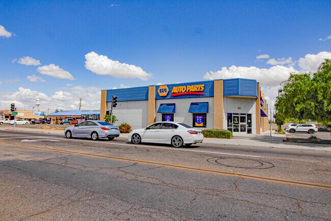 More details for 509 S Gateway Dr, Madera, CA - Retail for Sale