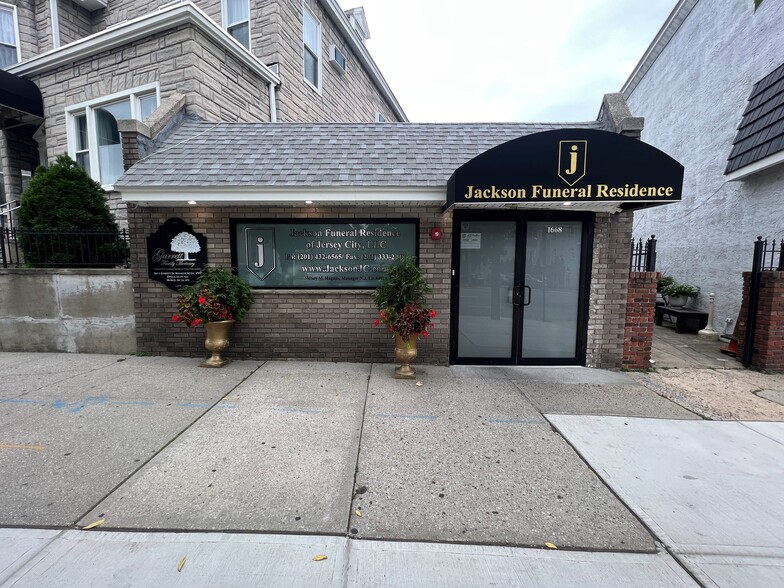 1668 John F Kennedy Blvd, Jersey City, NJ à vendre - Photo du bâtiment - Image 2 de 2