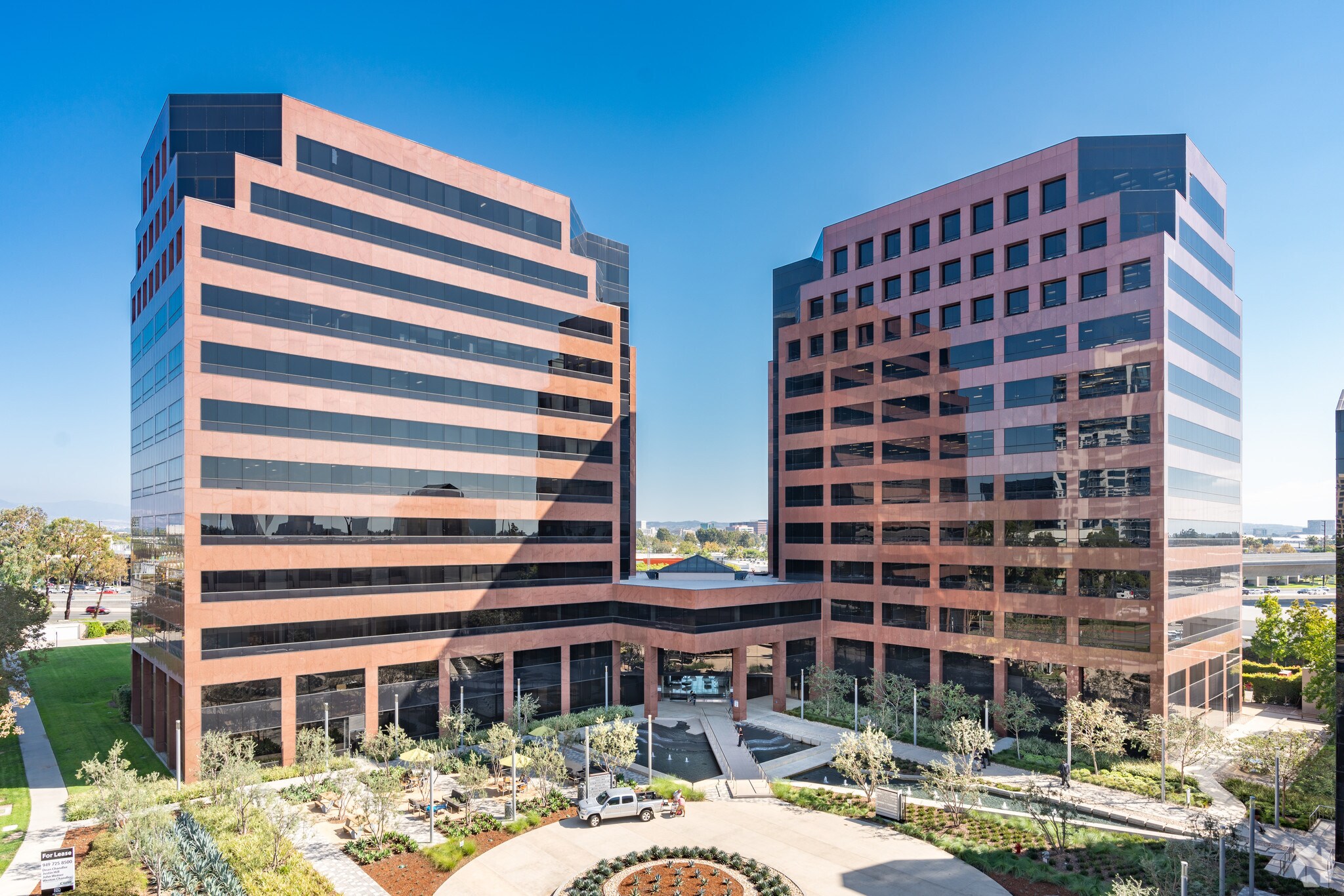 6 Hutton Centre Dr, Santa Ana, CA à louer Photo du bâtiment- Image 1 de 12