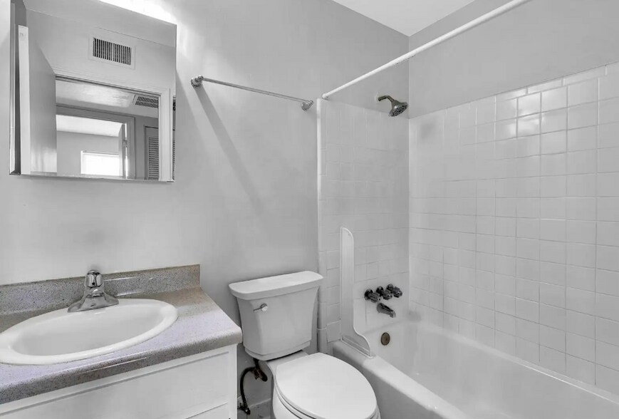 601 Revolutionary Rd, Louisville, KY à vendre - Photo du bâtiment - Image 2 de 9
