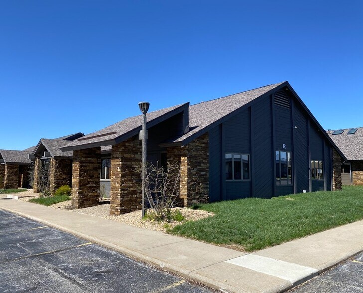 1200 E Woodhurst Dr, Springfield, MO à louer - Photo du bâtiment - Image 2 de 12