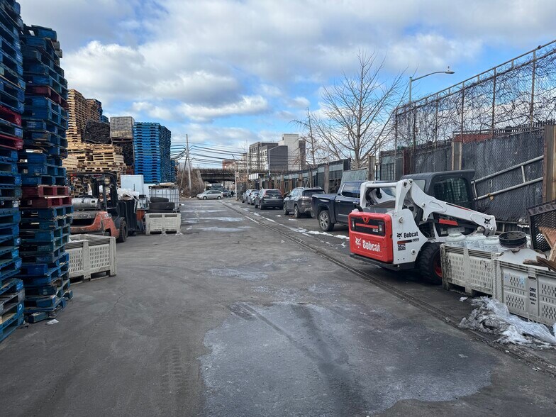 131-02 Jamaica Ave, Richmond Hill, NY for lease - Building Photo - Image 2 of 5