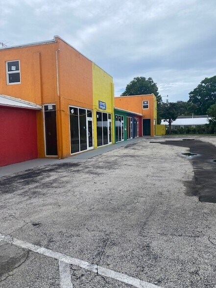 118 NE 1st Ave, Hallandale, FL à louer - Photo du bâtiment - Image 3 de 5