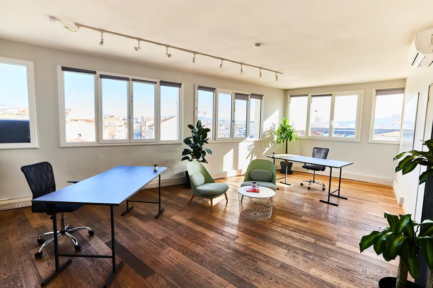 Office in Marseille for lease - Interior Photo - Image 1 of 3