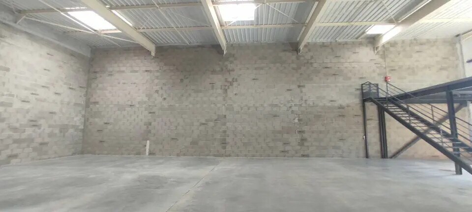 Flex in Tignieu-Jameyzieu for lease - Interior Photo - Image 3 of 12