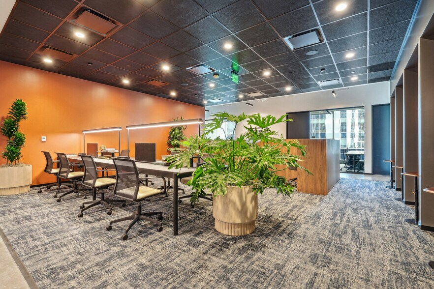 600 S Tryon St, Charlotte, NC à louer - Photo du bâtiment - Image 3 de 12
