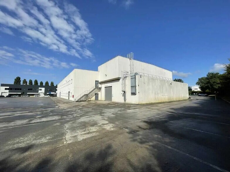 Bureau dans Roissy-en-France à louer - Photo du bâtiment - Image 3 de 12